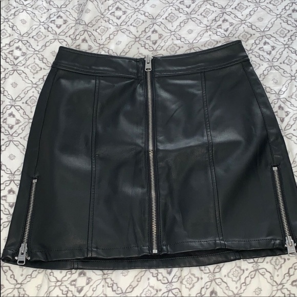 Express leather skirt size 00. Fits like a small size. - Picture 1 of 3
